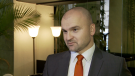 InPost postawi paczkomaty na działkach osób prywatnych. Pierwsze umowy franczyzowe możliwe w II połowie przyszłego roku BIZNES, poczta, InPost, paczkomaty, Ruch- Największy konkurent Poczty Polskiej przygotowuje się do wdrożenia modelu franczyzowego. Dzięki temu paczkomaty InPostu pojawią się na prywatnych działkach, np. przy małych sklepach. Dziś w Polsce działa 1100 takich urządzeń: głównie przy stacjach benzynowych i dużych centrach handlowych. – Jeżeli będziemy rosnąć tak szybko jak teraz, to rozpoczniemy wdrożenie tego pomysłu w przyszłym roku – mówi Rafał Brzoska, prezes Grupy Integer.pl.