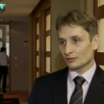 EY: ściąganie zabezpieczeń systemowych z telefonów przy pobieraniu aplikacji to jak wpuszczanie złodzieja do domu