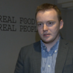 Mężczyźni częściej niż kobiety zamawiają jedzenie do domu. Najczęściej pizzę, burgery i chińszczyznę