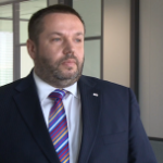 Płatności gotówkowe w defensywie. Polacy coraz częściej płacą kartą lub telefonem