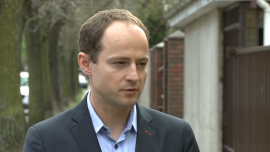 BIZNES, - Mytaxi, darmowa aplikacja do zamawiania taksówek w Warszawie, będzie dostępna również w innych dużych miastach w Polsce. Firma planuje również stworzenie nowej wersji aplikacji, którą będą mogły wykorzystywać korporacje taksówkowe. W sześciu krajach, gdzie działa aplikacja, z jej usług korzysta 10 mln użytkowników. 40 proc. z nich płaci za kurs bezgotówkowo, przez smartfona., Krzysztof Urban, Mytaxi, aplikacja, płatności bezgotówkowe, taksówki Zamawianie taksówki przez smartfona będzie możliwe nie tylko w stolicy. MyTaxi planuje rozwój w innych dużych miastach BIZNES, Krzysztof Urban, Mytaxi, aplikacja, płatności bezgotówkowe, taksówki- Mytaxi, darmowa aplikacja do zamawiania taksówek w Warszawie, będzie dostępna również w innych dużych miastach w Polsce. Firma planuje również stworzenie nowej wersji aplikacji, którą będą mogły wykorzystywać korporacje taksówkowe. W sześciu krajach, gdzie działa aplikacja, z jej usług korzysta 10 mln użytkowników. 40 proc. z nich płaci za kurs bezgotówkowo, przez smartfona.