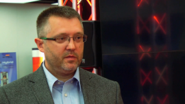 BIZNES, - Firmy logistyczne będą inwestować w systemy IT – takie wnioski płyną z poznańskiego Polskiego Kongresu Logistycznego. Coraz popularniejsze stają się otwarte i elastyczne systemy zarządzania przedsiębiorstwami, głównie ze względu na to, że są one tańsze. Dają one firmom szansę szybszej reakcji na zmiany na rynku i umożliwiają pracę z oprogramowaniem zewnętrznym. Dzięki nim nawet dużymi firmami można zarządzać za pomocą smartfona. Tym samym firmy odchodzą od skomplikowanych systemów zamkniętych, których wdrażanie jest długotrwałe i kosztowne, a każdorazowa aktualizacja systemu wymaga zmiany przez dostawcę., otwarty system, system informatyczny, smartfon, ERP, Android, Apple, Google, Polski Kongres Logistyczny Zarządzanie dużymi firmami za pomocą smartfona możliwe dzięki nowoczesnym systemom informatycznym BIZNES, otwarty system, system informatyczny, smartfon, ERP, Android, Apple, Google, Polski Kongres Logistyczny- Firmy logistyczne będą inwestować w systemy IT – takie wnioski płyną z poznańskiego Polskiego Kongresu Logistycznego. Coraz popularniejsze stają się otwarte i elastyczne systemy zarządzania przedsiębiorstwami, głównie ze względu na to, że są one tańsze. Dają one firmom szansę szybszej reakcji na zmiany na rynku i umożliwiają pracę z oprogramowaniem zewnętrznym. Dzięki nim nawet dużymi firmami można zarządzać za pomocą smartfona. Tym samym firmy odchodzą od skomplikowanych systemów zamkniętych, których wdrażanie jest długotrwałe i kosztowne, a każdorazowa aktualizacja systemu wymaga zmiany przez dostawcę.