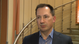 Niska płynność i ryzyko regulacyjne zniechęcają inwestorów zagranicznych do polskich spółek BIZNES, GPW, PGE, energetyka, inwestorzy, inwestorzy zagraniczni, fundusze inwestycyjne, MSP, prywatyzacja, ryzyko regulacyjne, spółki Skarbu Państwa- Duzi zagraniczni inwestorzy niechętnie inwestują w polskie spółki energetyczne. Kilkadziesiąt lub kilkanaście miliardów złotych kapitalizacji i silna pozycja na naszym rynku nie oznacza automatycznie, że spółka jest atrakcyjna dla dużych graczy. W Polsce do najbardziej płynnych należą spółki pod kontrolą Skarbu Państwa, które działają na silnie regulowanych rynkach, co często niweluje pozytywne statystyki giełdowe. W rezultacie mniejsze zainteresowanie ich akcjami przekłada się na wzrost kosztów finansowania poprzez giełdę.