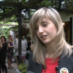 W Polsce jest coraz mniej pszczół. Owady te można ratować poprzez tworzenie kwiatowych ogrodów i stosowanie naturalnych nawozów