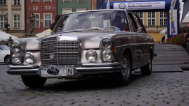 LIFESTYLE, - W 2013 roku do Polski została sprowadzona rekordowa liczba samochodów zabytkowych. Do naszego kraju trafiło ich ponad 1,2 tys., natomiast niemal 900 pojazdów zostało zarejestrowanych jako zabytki. Oprócz sprowadzania kolekcjonerskich modeli Polacy bardzo chętnie tworzą specjalne kluby motoryzacyjne dla właścicieli zabytkowych aut, a także organizują zloty i wyścigi., zabytkowe samochody, Zlot Zabytkowych Mercedesów Rekordowo rośnie liczba miłośników zabytkowych pojazdów LIFESTYLE, zabytkowe samochody, Zlot Zabytkowych Mercedesów- W 2013 roku do Polski została sprowadzona rekordowa liczba samochodów zabytkowych. Do naszego kraju trafiło ich ponad 1,2 tys., natomiast niemal 900 pojazdów zostało zarejestrowanych jako zabytki. Oprócz sprowadzania kolekcjonerskich modeli Polacy bardzo chętnie tworzą specjalne kluby motoryzacyjne dla właścicieli zabytkowych aut, a także organizują zloty i wyścigi.