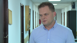 BIZNES, - Od kilku lat spożycie mięsa drobiowego w Polsce rośnie o pół kilograma rocznie. Statystyczny Polak zjada ok. 27 kg białego mięsa. Coraz większe ilości mięsa trafiają też na zagraniczne rynki. Mimo że Rosja nie jest głównym odbiorcą polskiego drobiu, to embargo może mieć jednak negatywny wpływ na krajowy rynek., drób, spożycie mięsa w Polsce, eksport mięsa, Krajowa Rada Drobiarstwa, Agencja Rynku Rolnego, Łukasz Dominiak Polacy jedzą coraz więcej drobiu. Rośnie też jego eksport BIZNES, drób, spożycie mięsa w Polsce, eksport mięsa, Krajowa Rada Drobiarstwa, Agencja Rynku Rolnego, Łukasz Dominiak- Od kilku lat spożycie mięsa drobiowego w Polsce rośnie o pół kilograma rocznie. Statystyczny Polak zjada ok. 27 kg białego mięsa. Coraz większe ilości mięsa trafiają też na zagraniczne rynki. Mimo że Rosja nie jest głównym odbiorcą polskiego drobiu, to embargo może mieć jednak negatywny wpływ na krajowy rynek.