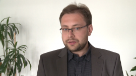 BIZNES, - W ciągu trzech miesięcy działania unijnego systemu wymiany informacji o wykroczeniach drogowych, do Polski trafiło blisko 25 tys. zapytań od zagranicznych służb. Rośnie także ściągalność karnych płatności od obcokrajowców przyjeżdżających do Polski. Krajowy Punkt Kontaktowy wystosował do zagranicznych służb 700 zapytań o właścicieli samochodów, którymi złamano przepisy., motoryzacja, transport, dyrektywa unijna, mandaty, wykroczenia drogowe, Unia Europejska Zagraniczni kierowcy często łamią przepisy na polskich drogach BIZNES, motoryzacja, transport, dyrektywa unijna, mandaty, wykroczenia drogowe, Unia Europejska- W ciągu trzech miesięcy działania unijnego systemu wymiany informacji o wykroczeniach drogowych, do Polski trafiło blisko 25 tys. zapytań od zagranicznych służb. Rośnie także ściągalność karnych płatności od obcokrajowców przyjeżdżających do Polski. Krajowy Punkt Kontaktowy wystosował do zagranicznych służb 700 zapytań o właścicieli samochodów, którymi złamano przepisy.