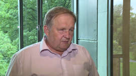 BIZNES, - Eksport polskich owoców poprzez sieci handlowe i zwiększona sprzedaż na rynku krajowym mogą ograniczyć negatywne skutki embarga nałożonego przez Rosję. Zdaniem Andrzeja Falińskiego z POHiD w ten sposób można zagospodarować mniej więcej połowę tego, co trafia na rynek rosyjski. Sadownicy i rolnicy obawiają się jednak konsekwencji ograniczenia importu. Instytut Ekonomiki Rolnictwa i Gospodarki Żywnościowej szacuje, że w ubiegłym roku wartość eksportu polskich jabłek, gruszek, śliwek, czereśni i wiśni do Rosji przekroczyła 1,2 mld zł., embargo rosyjskie, eksport owoców, sprzedaż wewnątrzwspólnotowa, Andrzej Faliński, Polska Organizacja Handlu i Dystrybucji Sprzedaż polskich owoców przez sieci handlowe może zmniejszyć negatywne skutki rosyjskiego embarga BIZNES, embargo rosyjskie, eksport owoców, sprzedaż wewnątrzwspólnotowa, Andrzej Faliński, Polska Organizacja Handlu i Dystrybucji- Eksport polskich owoców poprzez sieci handlowe i zwiększona sprzedaż na rynku krajowym mogą ograniczyć negatywne skutki embarga nałożonego przez Rosję. Zdaniem Andrzeja Falińskiego z POHiD w ten sposób można zagospodarować mniej więcej połowę tego, co trafia na rynek rosyjski. Sadownicy i rolnicy obawiają się jednak konsekwencji ograniczenia importu. Instytut Ekonomiki Rolnictwa i Gospodarki Żywnościowej szacuje, że w ubiegłym roku wartość eksportu polskich jabłek, gruszek, śliwek, czereśni i wiśni do Rosji przekroczyła 1,2 mld zł.