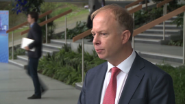 BIZNES, - Cena ropy WTI spada od czerwca. Z prognoz Banku DNB wynika, że na koniec 2014 roku za baryłkę tej ropy inwestorzy będą płacić około 90 dolarów. To zasługa drugiej rewolucji łupkowej w USA. Według Artura Tomaszewskiego, prezesa zarządu DNB Bank Polska, kiedy Stany Zjednoczone rozpoczną eksport gazu do Europy, ceny surowca spadną, co pozytywnie wpłynie na gospodarkę na Starym Kontynencie. Od 2020 roku ważną rolą na rynku gazu zaczną też odgrywać Chiny., ropa, gaz, WTI, Brent, Rosja, Putin, PGNiG, gazociąg, surowce, OPEC, LNG Ceny ropy i gazu będą niższe. Wpłynie to pozytywnie na wzrost gospodarczy w Polsce BIZNES, ropa, gaz, WTI, Brent, Rosja, Putin, PGNiG, gazociąg, surowce, OPEC, LNG- Cena ropy WTI spada od czerwca. Z prognoz Banku DNB wynika, że na koniec 2014 roku za baryłkę tej ropy inwestorzy będą płacić około 90 dolarów. To zasługa drugiej rewolucji łupkowej w USA. Według Artura Tomaszewskiego, prezesa zarządu DNB Bank Polska, kiedy Stany Zjednoczone rozpoczną eksport gazu do Europy, ceny surowca spadną, co pozytywnie wpłynie na gospodarkę na Starym Kontynencie. Od 2020 roku ważną rolą na rynku gazu zaczną też odgrywać Chiny.