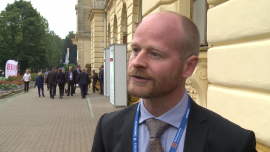 VELUX stawia na ekologię. Prawie całe drewno do produkcji okien ze zrównoważonych zasobów leśnych BIZNES, Velux, CSR, odpowiedzialność społeczna, okna dachowe, emisja CO2, wypadki w pracy- Duński producent okien dachowych VELUX w ciągu czterech lat o ponad jedną czwartą zmniejszył emisję dwutlenku węgla. Spółka stawia na bezpieczeństwo i ekologię – niemal całe wykorzystywane w produkcji drewno pochodzi ze zrównoważonych zasobów leśnych. Dla firmy odpowiedzialność społeczna to jednak nie tylko czysto wizerunkowe działania, lecz etyczne i prospołeczne zasady mówiące o tym, w jaki sposób zarabia się pieniądze. Takie podejście to też szansa na zwiększenie przewagi konkurencyjnej.