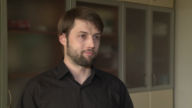 LIFESTYLE, - Do sprzedaży trafia coraz więcej urządzeń przyjaznych dla środowiska. Koncern LG jako jeden z pierwszych opracował telefon na baterie słoneczne, Asus zaproponował notebooki z obudową z bambusa, a firma Fujitsu stworzyła monitor, który w trybie stand-by nie zużywa prądu., street charge, Łukasz Gontarek właściciel firmy Ecogadget.pl, ekologiczne urządzenia Producenci elektroniki inwestują w ekologiczne rozwiązania LIFESTYLE, street charge, Łukasz Gontarek właściciel firmy Ecogadget.pl, ekologiczne urządzenia- Do sprzedaży trafia coraz więcej urządzeń przyjaznych dla środowiska. Koncern LG jako jeden z pierwszych opracował telefon na baterie słoneczne, Asus zaproponował notebooki z obudową z bambusa, a firma Fujitsu stworzyła monitor, który w trybie stand-by nie zużywa prądu.