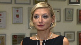 LIFESTYLE, - Sektor rolnictwa ekologicznego w naszym kraju rozwija się dynamicznie. Część konsumentów jednak nadal podchodzi sceptycznie do ekożywności i nie wie, czym różni się ona od zwykłych produktów. W poszukiwaniu żywności ekologicznej warto zwracać uwagę na obecność na etykiecie logotypu euroliścia, który świadczy o spełnieniu rygorystycznych wymogów przez producentów i przetwórców. Pojawiające się na produktach przymiotniki „zdrowy” czy „naturalny” mogą być zwykłymi chwytami marketingowymi., żywność ekologiczna, rolnictwo ekologiczne, ekologiczne warzywa, ekologiczne owoce, Karolina Karolczak, Agros Polska Liczba gospodarstw ekologicznych dynamicznie rośnie. Świadomość Polaków na temat ekożywności jednak wciąż jest mała LIFESTYLE, żywność ekologiczna, rolnictwo ekologiczne, ekologiczne warzywa, ekologiczne owoce, Karolina Karolczak, Agros Polska- Sektor rolnictwa ekologicznego w naszym kraju rozwija się dynamicznie. Część konsumentów jednak nadal podchodzi sceptycznie do ekożywności i nie wie, czym różni się ona od zwykłych produktów. W poszukiwaniu żywności ekologicznej warto zwracać uwagę na obecność na etykiecie logotypu euroliścia, który świadczy o spełnieniu rygorystycznych wymogów przez producentów i przetwórców. Pojawiające się na produktach przymiotniki „zdrowy” czy „naturalny” mogą być zwykłymi chwytami marketingowymi.