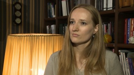 LIFESTYLE, - Polacy nadal chętnie oglądają telewizję. Ponad 70 proc. osób ankietowanych przez firmę Sony przyznało, że przed telewizorem spędza od jednej do trzech godzin dziennie. Mimo ogromnej popularności laptopów i tabletów Polacy zdecydowanie preferują oglądanie telewizji w telewizorach. Chętnie też wykorzystują ich najnowsze funkcje, które pozwalają surfować po internecie i komunikować się z przyjaciółmi., Sony, Polacy, telewizja, telewizory Telewizor staje się narzędziem rozrywki. Wielu Polaków za jego pomocą surfuje po internecie i komunikuje się z przyjaciółmi LIFESTYLE, Sony, Polacy, telewizja, telewizory- Polacy nadal chętnie oglądają telewizję. Ponad 70 proc. osób ankietowanych przez firmę Sony przyznało, że przed telewizorem spędza od jednej do trzech godzin dziennie. Mimo ogromnej popularności laptopów i tabletów Polacy zdecydowanie preferują oglądanie telewizji w telewizorach. Chętnie też wykorzystują ich najnowsze funkcje, które pozwalają surfować po internecie i komunikować się z przyjaciółmi.