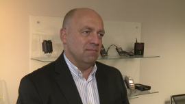 W Polsce działa 360 tys. terminali płatniczych. Jest miejsce na dwa razy więcej BIZNES, terminale płatnicze, karty płatnicze, Visa, MasterCard, biedronka, sieci handlowe, bankomat, bank- W Polsce zainstalowanych jest 360 tys. terminali płatniczych. To kilka razy mniej niż w krajach Europy Zachodniej. Eksperci spodziewają się jednak dynamicznego wzrostu liczby instalowanych urządzeń, m.in. za sprawą obniżki stawek interchange. Oceniają też, że używane przez polskie sklepy i punkty usługowe urządzenia są bardzo nowoczesne.