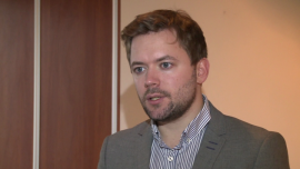 LIFESTYLE, - Dzięki wykorzystaniu specjalnej technologii turysta będzie mógł odbyć wirtualny spacer po wybranych hotelach, nie ruszając się z domu. W Stanach Zjednoczonych wirtualną rzeczywistość wykorzystuje już międzynarodowa sieć hoteli Marriott. W Polsce wkrótce powstanie kompleks hotelowo-apartamentowy oferujący możliwość wirtualnego spaceru po swoich wnętrzach., Oculus Rift, wirtualna rzeczywistość, turystyka, rezerwacja hotelu, Marriott Wirtualna rzeczywistość wkrótce może zrewolucjonizować rynek turystyczny LIFESTYLE, Oculus Rift, wirtualna rzeczywistość, turystyka, rezerwacja hotelu, Marriott- Dzięki wykorzystaniu specjalnej technologii turysta będzie mógł odbyć wirtualny spacer po wybranych hotelach, nie ruszając się z domu. W Stanach Zjednoczonych wirtualną rzeczywistość wykorzystuje już międzynarodowa sieć hoteli Marriott. W Polsce wkrótce powstanie kompleks hotelowo-apartamentowy oferujący możliwość wirtualnego spaceru po swoich wnętrzach.