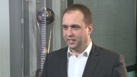 LIFESTYLE, - UEFA prowadzi kampanię „No to racism”, której celem jest walka z rasistowskimi zachowaniami na stadionach. W tym roku akcję postanowiła wesprzeć także polska ekstraklasa. W przygotowanym spocie wzięli udział piłkarze klubów zrzeszonych w Ekstraklasie, znani dziennikarze sportowi oraz prezes Polskiego Związku Piłki Nożnej Zbigniew Boniek. Na kanale YouTube film obejrzało już blisko 70 tys. osób., Ekstraklasa SA, rasizm, spot Nie dla rasizmu Ekstraklasa walczy z rasizmem. Wyprodukowany w ramach akcji FIFA i UEFA spot obejrzało w internecie już blisko 70 tys. osób LIFESTYLE, Ekstraklasa SA, rasizm, spot Nie dla rasizmu- UEFA prowadzi kampanię „No to racism”, której celem jest walka z rasistowskimi zachowaniami na stadionach. W tym roku akcję postanowiła wesprzeć także polska ekstraklasa. W przygotowanym spocie wzięli udział piłkarze klubów zrzeszonych w Ekstraklasie, znani dziennikarze sportowi oraz prezes Polskiego Związku Piłki Nożnej Zbigniew Boniek. Na kanale YouTube film obejrzało już blisko 70 tys. osób.