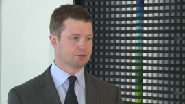 INWESTOR, - Siemens planuje w tym roku intensywnie rozwijać w Polsce elektrownie wiatrowe. Koncern zapowiada postawienie na Pomorzu kilkudziesięciu wiatraków, których moc sięgnąć może 100 MW. Przyszłe inwestycje koncernu zależą jednak od praktycznego zastosowania przepisów nowej ustawy o OZE., OZE, ustawa, elektrownie wiatrowe, inwestycje, aukcje, szczyt klimatyczny, emisja CO2, perspektywa finansowa 2014-2020 Siemens planuje w 2015 roku budowę w Polsce kilkudziesięciu turbin wiatrowych INWESTOR, OZE, ustawa, elektrownie wiatrowe, inwestycje, aukcje, szczyt klimatyczny, emisja CO2, perspektywa finansowa 2014-2020- Siemens planuje w tym roku intensywnie rozwijać w Polsce elektrownie wiatrowe. Koncern zapowiada postawienie na Pomorzu kilkudziesięciu wiatraków, których moc sięgnąć może 100 MW. Przyszłe inwestycje koncernu zależą jednak od praktycznego zastosowania przepisów nowej ustawy o OZE.