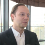 Bank Pocztowy walczy o klientów, wprowadzając darmowe konto. Chce się odróżnić od konkurentów, którzy wprowadzają opłaty w trudnych dla banków czasach