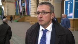 INWESTOR, - Doskonalenie kadr zarządczych i maksymalne odpolitycznienie – to warunki wzmacniania pozycji spółek Skarbu Państwa na rynku. Mimo wielu przykładów prężnie działających państwowych koncernów są też podmioty, którym trudno sprostać konkurencji rynkowej. W skutecznym zarządzaniu i nadzorowaniu spółek pomogłoby prawo holdingowe i ustawa o nadzorze właścicielskim – uważa prof. Tomasz Siemiątkowski, członek Komisji Kodyfikacyjnej Prawa Cywilnego., Prawo holdingowe i ustawa o nadzorze właścicielskim mogłyby wzmocnić pozycję spółek Skarbu Państwa. Potrzebne jest też ich odpolitycznienie INWESTOR, - Doskonalenie kadr zarządczych i maksymalne odpolitycznienie – to warunki wzmacniania pozycji spółek Skarbu Państwa na rynku. Mimo wielu przykładów prężnie działających państwowych koncernów są też podmioty, którym trudno sprostać konkurencji rynkowej. W skutecznym zarządzaniu i nadzorowaniu spółek pomogłoby prawo holdingowe i ustawa o nadzorze właścicielskim – uważa prof. Tomasz Siemiątkowski, członek Komisji Kodyfikacyjnej Prawa Cywilnego.