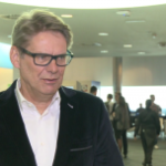 Rośnie udział telefonów na abonament. W Play korzysta z niego już połowa z ponad 14 mln użytkowników sieci