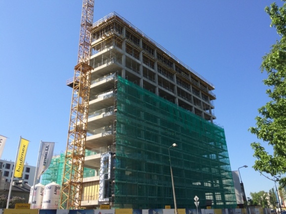 EQlibrium – prace konstrukcyjne zakończone! LIFESTYLE, Finanse - Grupa Waryński sfinalizowała kolejną fazę budowy biurowca EQlibrium, powstającego przy ul. Jana Kazimierza na warszawskiej Woli. Zakończenie prac konstrukcyjnych wszystkich kondygnacji budynku umożliwi rozpoczęcie montażu unikatowej elewacji.