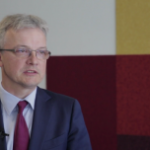 Polacy coraz częściej kupują produkty bankowe w kanałach zdalnych. Banki inwestują więc w bankowość mobilną, internetową i contact center