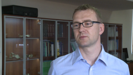 LIFESTYLE, - Polscy ortopedzi przeprowadzili innowacyjną operację kości przedramienia, w której wykorzystali możliwości wymiarowania i druku 3D. Na podstawie trójwymiarowej tomografii komputerowej stworzyli modele kości i narzędzia chirurgiczne. Posłużyły one m.in. do precyzyjnego zaplanowania przebiegu operacji. Metoda ta nie tylko znacznie skróciła czas zabiegu, lecz także wyeliminowała ryzyko błędów., technologia 3D w medycynie, operacja z wykorzystaniem wirtualnego planowania i druku 3D Polscy chirurdzy przeprowadzili operację przedramienia z wykorzystaniem innowacyjnej technologii 3D LIFESTYLE, technologia 3D w medycynie, operacja z wykorzystaniem wirtualnego planowania i druku 3D- Polscy ortopedzi przeprowadzili innowacyjną operację kości przedramienia, w której wykorzystali możliwości wymiarowania i druku 3D. Na podstawie trójwymiarowej tomografii komputerowej stworzyli modele kości i narzędzia chirurgiczne. Posłużyły one m.in. do precyzyjnego zaplanowania przebiegu operacji. Metoda ta nie tylko znacznie skróciła czas zabiegu, lecz także wyeliminowała ryzyko błędów.