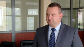 BIZNES, - Producenci napojów zacierają ręce. Napoje funkcjonalne, głównie popularne energetyki i izotoniki, to dynamicznie rosnące kategorie rynku spożywczego. Branża liczy na dalsze wzrosty sprzedaży – napędza je chociażby moda na aktywność fizyczną. Pewnym zagrożeniem mogą się okazać regulacje prawne zwiększające opłaty za pobór wody. Producenci napojów oczekują na ostateczny kształt ustawy Prawo wodne., napoje funkcjonalne, izotoniki, energetyki, Krynica Vitamin, suplement, rynek spożywczy, producent napojów Napoje izotoniczne i wody funkcjonalne popularne wśród Polaków. Producenci prognozują dalsze wzrosty sprzedaży BIZNES, napoje funkcjonalne, izotoniki, energetyki, Krynica Vitamin, suplement, rynek spożywczy, producent napojów- Producenci napojów zacierają ręce. Napoje funkcjonalne, głównie popularne energetyki i izotoniki, to dynamicznie rosnące kategorie rynku spożywczego. Branża liczy na dalsze wzrosty sprzedaży – napędza je chociażby moda na aktywność fizyczną. Pewnym zagrożeniem mogą się okazać regulacje prawne zwiększające opłaty za pobór wody. Producenci napojów oczekują na ostateczny kształt ustawy Prawo wodne.