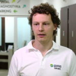 Ciężki i źle dobrany tornister może pogłębić wady postawy u dziecka. Lekarze odradzają też plecaki na kółkach