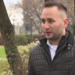 Na prezent dla jednej osoby Polacy średnio wydadzą ok. 150 zł. Największe oblężenie sklepy przeżywają tuż przed świętami