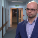 Za upadek na nieodśnieżonym chodniku czy zranienie soplem można się domagać odszkodowania