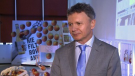 BIZNES, - W ostatnim roku rynek cydru nieco spowolnił, w dużej mierze przez strategię graczy piwnych. Dlatego producenci cydru szukają nowych sposobów, by przyciągnąć konsumentów, którzy zasmakowali w naturalnych, nieprzetworzonych i regionalnych produktach. Firma AMBRA S.A. postawiła na produkcję Cydru Lubelskiego Niefiltrowanego. W pierwszym roku zakłada sprzedaż miliona butelek., cydr, cydr niefiltrowany, naturalne produkty, spożycie cydru, rynek alkoholi, Ambra, Cydr Lubelski Niefiltrowany, Robert Ogór Rynek cydru spowolnił w ostatnim roku, ale producenci znaleźli na to sposób. Stawiają na naturalne, niefiltrowane produkty BIZNES, cydr, cydr niefiltrowany, naturalne produkty, spożycie cydru, rynek alkoholi, Ambra, Cydr Lubelski Niefiltrowany, Robert Ogór- W ostatnim roku rynek cydru nieco spowolnił, w dużej mierze przez strategię graczy piwnych. Dlatego producenci cydru szukają nowych sposobów, by przyciągnąć konsumentów, którzy zasmakowali w naturalnych, nieprzetworzonych i regionalnych produktach. Firma AMBRA S.A. postawiła na produkcję Cydru Lubelskiego Niefiltrowanego. W pierwszym roku zakłada sprzedaż miliona butelek.