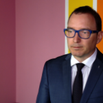 Blogerzy i opnie znajomych mają coraz większy wpływ na to, co kupujemy. Tradycyjne reklamy tracą na znaczeniu