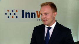 INNOWACJE, - Korporacje i start-upy coraz częściej i chętniej podejmują współpracę. Spółka PGNiG stworzyła właśnie pierwszy w Polsce inkubator przedsiębiorczości dla młodych naukowców i innowacyjnych przedsięwzięć z sektora naftowo-gazowniczego. W zamian za wiedzę, wsparcie ekspertów i dostęp do swojego zaplecza, chce zyskać nieszablonowe pomysły i innowacje, które pomogą prześcignąć konkurencję. Do 2022 roku gazowa spółka zamierza przeznaczyć na rozwój innowacji, współpracę ze start-upami i działalność badawczą około 680 mln zł., PGNiG, energetyka, sektor naftowy, inkubatory dla startupów, start-upy, branża energetyczna, MIT Enterprise Forum Poland, technologie, innowacje PGNiG stworzyło pierwszy w Polsce inkubator dla start-upów z sektora energetyki INNOWACJE, PGNiG, energetyka, sektor naftowy, inkubatory dla startupów, start-upy, branża energetyczna, MIT Enterprise Forum Poland, technologie, innowacje- Korporacje i start-upy coraz częściej i chętniej podejmują współpracę. Spółka PGNiG stworzyła właśnie pierwszy w Polsce inkubator przedsiębiorczości dla młodych naukowców i innowacyjnych przedsięwzięć z sektora naftowo-gazowniczego. W zamian za wiedzę, wsparcie ekspertów i dostęp do swojego zaplecza, chce zyskać nieszablonowe pomysły i innowacje, które pomogą prześcignąć konkurencję. Do 2022 roku gazowa spółka zamierza przeznaczyć na rozwój innowacji, współpracę ze start-upami i działalność badawczą około 680 mln zł.