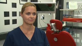 LIFESTYLE, - Próchnica zębów to jedna z poważniejszych chorób cywilizacyjnych występujących w krajach rozwiniętych. W Polsce choruje na nią już ponad 80 proc. sześciolatków i 85 proc. dwunastolatków. Przyczyną powstawania choroby są bogata w cukier dieta, zbyt słaba higiena oraz rzadkie wizyty kontrolne u stomatologa, często spowodowane strachem. Tymczasem profilaktyka i higiena jamy ustnej oraz nowoczesne metody leczenia pozwalają zahamować rozwój próchnicy bez bólu., próchnica u dzieci, metody leczenia próchnicy, laser Er:YAG Ponad 80 proc. dzieci w Polsce ma próchnicę. Ta niebezpieczna choroba zakaźna ma wpływ na stan zdrowia całego organizmu LIFESTYLE, próchnica u dzieci, metody leczenia próchnicy, laser Er:YAG- Próchnica zębów to jedna z poważniejszych chorób cywilizacyjnych występujących w krajach rozwiniętych. W Polsce choruje na nią już ponad 80 proc. sześciolatków i 85 proc. dwunastolatków. Przyczyną powstawania choroby są bogata w cukier dieta, zbyt słaba higiena oraz rzadkie wizyty kontrolne u stomatologa, często spowodowane strachem. Tymczasem profilaktyka i higiena jamy ustnej oraz nowoczesne metody leczenia pozwalają zahamować rozwój próchnicy bez bólu.