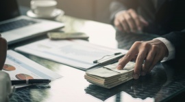 Ile chce zarabiać pokolenie Y? LIFESTYLE, Finanse - Jakich miesięcznych dochodów oczekują milenialsi? Jaki poziom zarobków chcieliby osiągnąć podczas rozwoju zawodowego? Blisko połowa z nich prognozuje, że realnym celem jest miesięczne wynagrodzenie przekraczające 3000 zł.