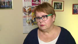 LIFESTYLE, - Masową krytykę telenoweli „Korona królów” Ilona Łepkowska poczytuje za sukces, jej zdaniem żadna inna produkcja telewizyjna nie spotkała się bowiem w ostatnich latach z tak dużym zainteresowaniem. Scenarzystka za niesłuszne uważa porównywanie nowej produkcji do takich hitów jak „Gra o tron”, zwracając uwagę na inny charakter obu seriali. Podkreśla też, że na planie „Korony królów” pracuje konsultantka, nie ma więc miejsca na nieścisłości historyczne., Ilona Łepkowska, "Korona królów", krytyka Telenowela TVP z rekordowym zainteresowaniem. Zdaniem jej twórców napędzają je m.in. hejterzy LIFESTYLE, Ilona Łepkowska, "Korona królów", krytyka- Masową krytykę telenoweli „Korona królów” Ilona Łepkowska poczytuje za sukces, jej zdaniem żadna inna produkcja telewizyjna nie spotkała się bowiem w ostatnich latach z tak dużym zainteresowaniem. Scenarzystka za niesłuszne uważa porównywanie nowej produkcji do takich hitów jak „Gra o tron”, zwracając uwagę na inny charakter obu seriali. Podkreśla też, że na planie „Korony królów” pracuje konsultantka, nie ma więc miejsca na nieścisłości historyczne.