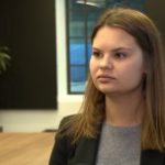 Polacy coraz częściej płacą kartą podczas pobytu za granicą. Nie zawsze jest to jednak opłacalne