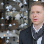 Premiery nowych modeli napędzają sprzedaż w salonach. Polacy kupują coraz więcej hybryd i samochodów elektrycznych