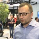Marki odzieżowe stawiają na nowe technologie. Dzięki inteligentnym przymierzalniom czy elektronicznym metkom sprzedaż ubrań może znacząco wzrosnąć