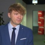 Polacy wymieniają telewizor średnio co sześć lat. Kupują coraz większe i droższe