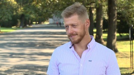 LIFESTYLE, - Nauczyciele tracą uznanie i autorytet w oczach swoich wychowanków – uważa Michał Zawadka, autor książek motywacyjnych. Przyczyniają się do tego nowe technologie i brak chęci rozwoju wśród samych nauczycieli. W świecie internetu, telewizji i idoli kreowanych przez social media pedagodzy ze swoimi przestarzałymi metodami nauczania nie są w stanie dotrzeć do uczniów i zaszczepić w nich pasji do nauki. Nie pomagają również rodzice, którzy przy dzieciach podważają autorytet nauczycieli., Michał Zawadka, autor książek motywacyjnych, nauczyciel, autorytet, szkoła, uczniowie, system edukacji Nauczycielom coraz trudniej budować swój autorytet. Nie pomaga w tym przestarzały system edukacji i podejście rodziców LIFESTYLE, Michał Zawadka, autor książek motywacyjnych, nauczyciel, autorytet, szkoła, uczniowie, system edukacji- Nauczyciele tracą uznanie i autorytet w oczach swoich wychowanków – uważa Michał Zawadka, autor książek motywacyjnych. Przyczyniają się do tego nowe technologie i brak chęci rozwoju wśród samych nauczycieli. W świecie internetu, telewizji i idoli kreowanych przez social media pedagodzy ze swoimi przestarzałymi metodami nauczania nie są w stanie dotrzeć do uczniów i zaszczepić w nich pasji do nauki. Nie pomagają również rodzice, którzy przy dzieciach podważają autorytet nauczycieli.