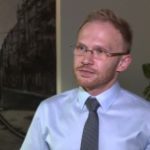 Firmy za rzadko biorą pod uwagę potrzeby starszych klientów. Problemem jest przechodzenie na nowoczesne technologie