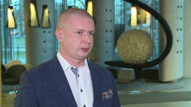 BIZNES, - Nawet 500 tys. osób może zniknąć z polskiego rynku pracy po otwarciu się Niemiec na pracowników spoza Unii Europejskiej. Choć większość Ukraińców jest zadowolonych z warunków pracy w Polsce, to ponad pół miliona pracujących tu osób opuści nasz kraj, gdy otwarty stanie się dla nich niemiecki rynek. Ratunkiem dla polskich firm mogą się okazać kadry z Białorusi, Wietnamu i Indii. Polskie firmy już powoli gruntują sobie pozycję w tamtych regionach i są w stanie rekrutować coraz więcej ludzi – ocenia Grzegorz Szenejko z Optimum GO., rynek pracy, Ukraińcy w Polsce, cudzoziemcy pracujący w Polsce, rynek pracy na wschodzie Europy, brak rąk do pracy, Go Logis Po otwarciu się Niemiec na pracowników spoza UE może wyjechać z Polski nawet pół miliona Ukraińców. Ratunkiem mogą być Białorusini i Wietnamczycy BIZNES, rynek pracy, Ukraińcy w Polsce, cudzoziemcy pracujący w Polsce, rynek pracy na wschodzie Europy, brak rąk do pracy, Go Logis- Nawet 500 tys. osób może zniknąć z polskiego rynku pracy po otwarciu się Niemiec na pracowników spoza Unii Europejskiej. Choć większość Ukraińców jest zadowolonych z warunków pracy w Polsce, to ponad pół miliona pracujących tu osób opuści nasz kraj, gdy otwarty stanie się dla nich niemiecki rynek. Ratunkiem dla polskich firm mogą się okazać kadry z Białorusi, Wietnamu i Indii. Polskie firmy już powoli gruntują sobie pozycję w tamtych regionach i są w stanie rekrutować coraz więcej ludzi – ocenia Grzegorz Szenejko z Optimum GO.