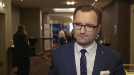 Duże zmiany w gospodarce odpadami opakowaniowymi. Resort środowiska pracuje nad nowymi zasadami odpowiedzialności producentów BIZNES, rozszerzona odpowiedzialność producentów, Komisja Europejska, Circular Economy Package, gospodarowanie odpadami, organizacje odzysku- Znowelizowany pakiet dyrektyw odpadowych Unii Europejskiej zmieni zasady rozszerzonej odpowiedzialności producentów (ROP) za opakowania, które wprowadzają na rynek. Do lipca 2020 roku powinny zostać uchwalone krajowe przepisy regulujące wdrożenie ROP w poszczególnych krajach UE. Jak informuje wiceminister środowiska Sławomir Mazurek – resort prowadzi konsultacje z przedsiębiorcami dotyczące nowych zasad gospodarki odpadami opakowaniowymi i rozważa zachęty m.in. fiskalne dla firm, które będą promować przyjazne dla środowiska, łatwe do recyklingu materiały.