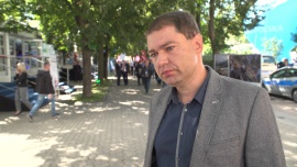 BIZNES, - Tylko nieco ponad 56 proc. Polaków jest aktywnych zawodowo. W przypadku kobiet wskaźnik aktywności wynosi 48,3 proc., spada też ich zatrudnienie – do poziomu 46,8 proc., co jest jednym z najgorszych wyników w Unii Europejskiej. Dlatego konieczne są zmiany systemowe, które pozwolą łączyć role zawodowe i rodzinne oraz zrównają zarobki kobiet i mężczyzn., praca, zatrudnienie, aktywność zawodowa kobiet, wynagrodzenie kobiet i mężczyzn, Związek Zawodowy Związkowa Alternatywa, Piotr Szumlewicz Aktywność zawodowa kobiet w Polsce należy do najniższych w UE. Potrzebne rozwiązania pozwalające łączyć obowiązki rodzinne z karierą BIZNES, praca, zatrudnienie, aktywność zawodowa kobiet, wynagrodzenie kobiet i mężczyzn, Związek Zawodowy Związkowa Alternatywa, Piotr Szumlewicz- Tylko nieco ponad 56 proc. Polaków jest aktywnych zawodowo. W przypadku kobiet wskaźnik aktywności wynosi 48,3 proc., spada też ich zatrudnienie – do poziomu 46,8 proc., co jest jednym z najgorszych wyników w Unii Europejskiej. Dlatego konieczne są zmiany systemowe, które pozwolą łączyć role zawodowe i rodzinne oraz zrównają zarobki kobiet i mężczyzn.