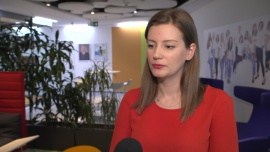 BIZNES, - Do świąt Bożego Narodzenia pozostało mniej niż półtora miesiąca. Na ich organizację w tym roku najwięcej – ponad 2 tys. zł – zamierzają przeznaczyć rodziny z dziećmi – wynika z Barometru Providenta. Większość badanych, bo aż 84 proc., zapowiada, że sfinansuje świąteczne wydatki z bieżącego budżetu, a tylko 4 proc. przyznaje, że pomogą im w tym środki z programów socjalnych. 80 proc. Polaków spodziewa się znaleźć pod choinką prezenty, a wśród najbardziej pożądanych są biżuteria, perfumy, kosmetyki, elektronika i małe AGD., Barometr Providenta, wydatki świąteczne Polaków, Boże Narodzenie, finanse, konsument, oszczędności Polaków Na tegoroczne święta Polacy wydadzą średnio 1,7 tys. zł. Tylko co trzeci zamierza na nich oszczędzać BIZNES, Barometr Providenta, wydatki świąteczne Polaków, Boże Narodzenie, finanse, konsument, oszczędności Polaków- Do świąt Bożego Narodzenia pozostało mniej niż półtora miesiąca. Na ich organizację w tym roku najwięcej – ponad 2 tys. zł – zamierzają przeznaczyć rodziny z dziećmi – wynika z Barometru Providenta. Większość badanych, bo aż 84 proc., zapowiada, że sfinansuje świąteczne wydatki z bieżącego budżetu, a tylko 4 proc. przyznaje, że pomogą im w tym środki z programów socjalnych. 80 proc. Polaków spodziewa się znaleźć pod choinką prezenty, a wśród najbardziej pożądanych są biżuteria, perfumy, kosmetyki, elektronika i małe AGD.