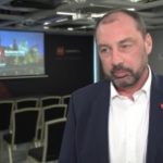 Sztuczna inteligencja pomaga podejmować szybkie i trafne decyzje biznesowe. Dzięki temu firmom łatwiej wyprzedzić konkurencję