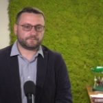 Niższe ceny i coraz większy wybór przekonują Polaków do aut elektrycznych. Przybywa też stacji ładowania pojazdów