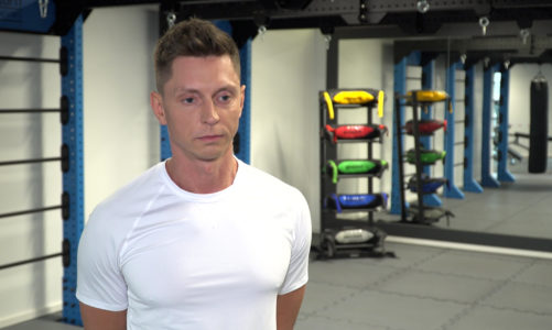 Praca zdalna i brak ruchu coraz bardziej doskwierają Polakom. To wzmaga zainteresowanie treningami w domu